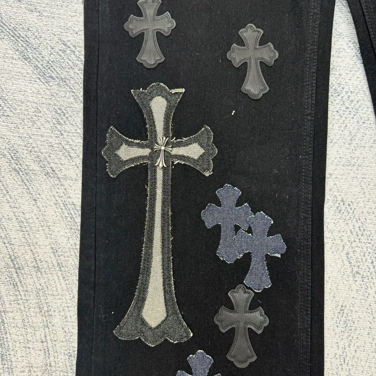 P750 Chrome Heart CH hardware washed and spliced ​​cow king jeans Size: 30/32/34/36/38 Use genuine levis502 as the base plate. Purchase the original version at 5W. Heavy washing, frayed and distressed, customized cowhide cross. After dyeing, it will be fixed and will not fade. Full right-angle fit and hand-cranked embroidery threading, a total of 5 small silver nails on the whole body, 1 silver medal and 5 Cross Scout flower buttons. The silver content is 85%. It is not made of 925 silver because the silver content is too high and it will easily turn black and oxidize, which affects the appearance. The printing adopts the garment screen water slurry printing process.
